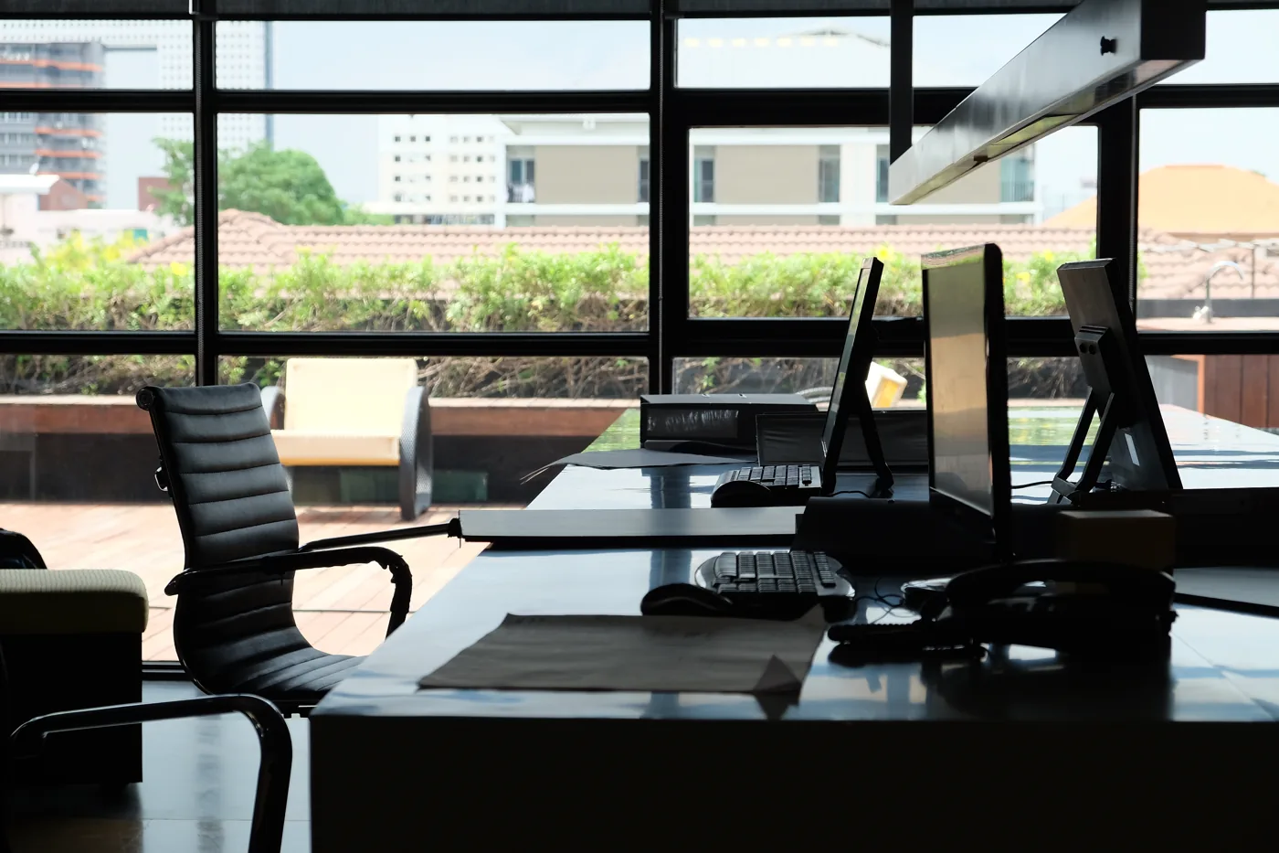 Bureau lumineux avec postes de travail